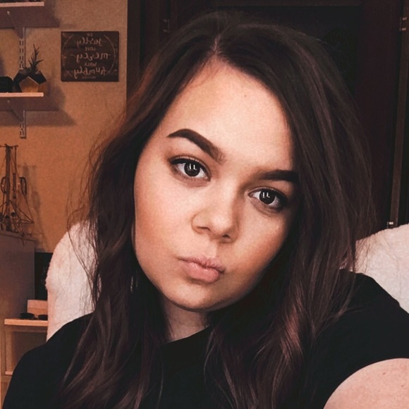 Meet your Posher, Emily - Picture 2 of 2